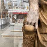 Il braccio destro, poi, scompare all�interno delle fauci di un leone: questo perch� la santa prima di essere pugnalata fu gettata in pasto alle belve feroci